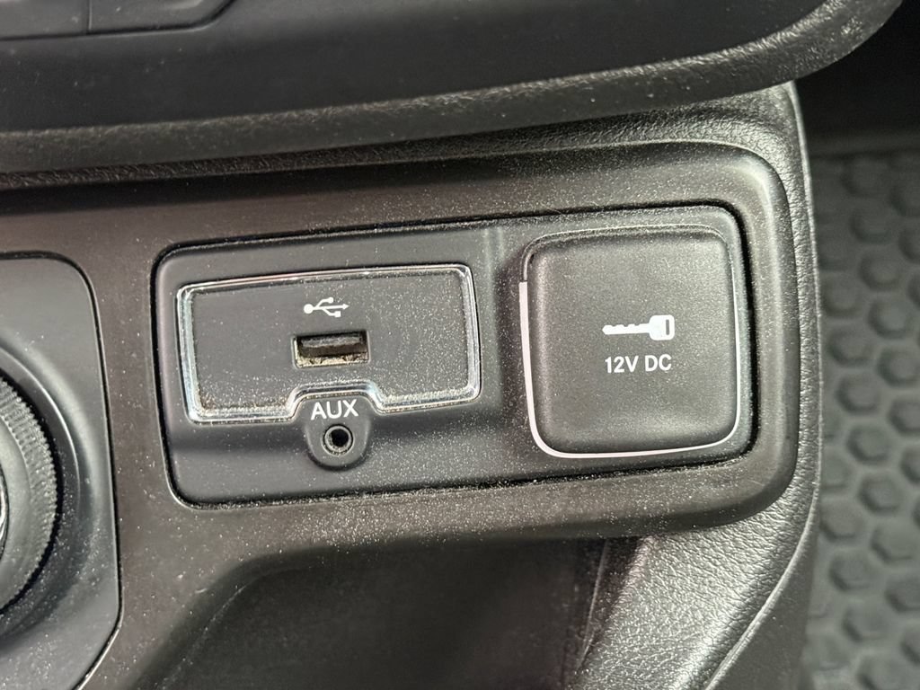 Used 2023 Jeep Renegade Latitude AWD/4WD image 33