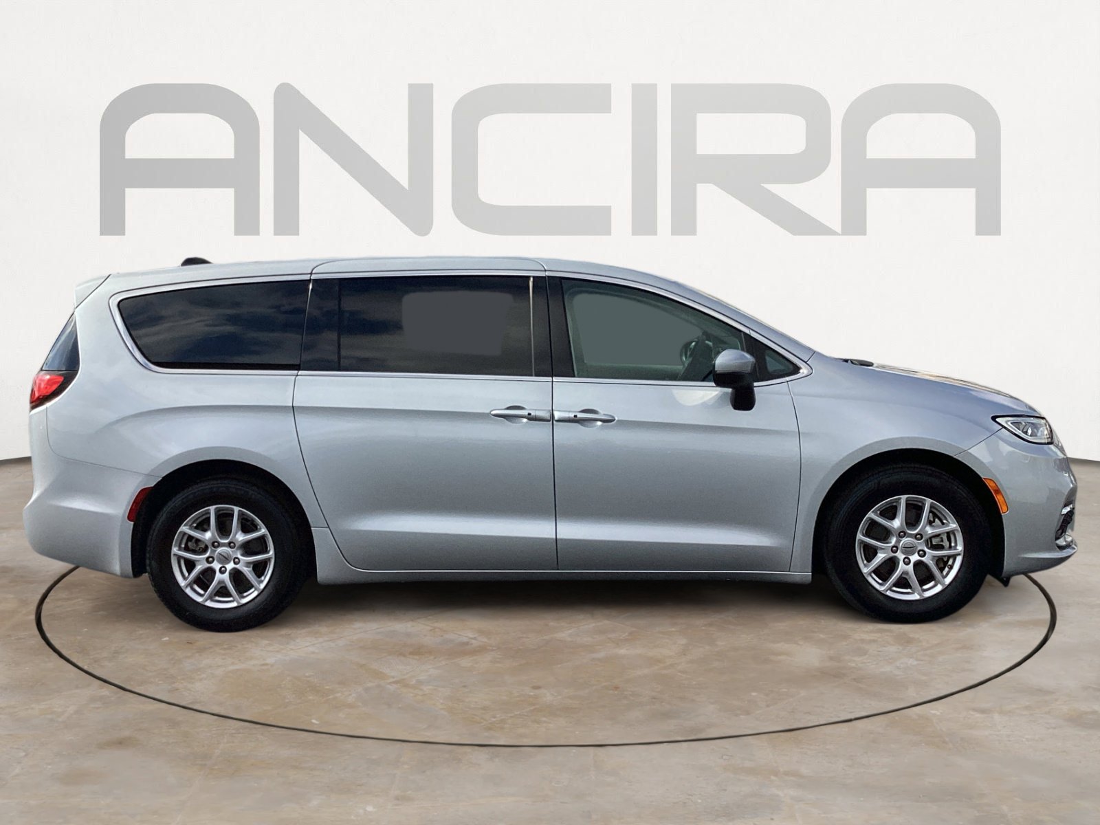 Used 2023 Chrysler Pacifica Touring-L image 15