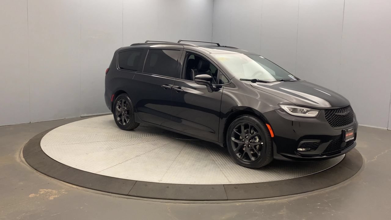 Used 2025 Chrysler Pacifica Limited FWD image 7