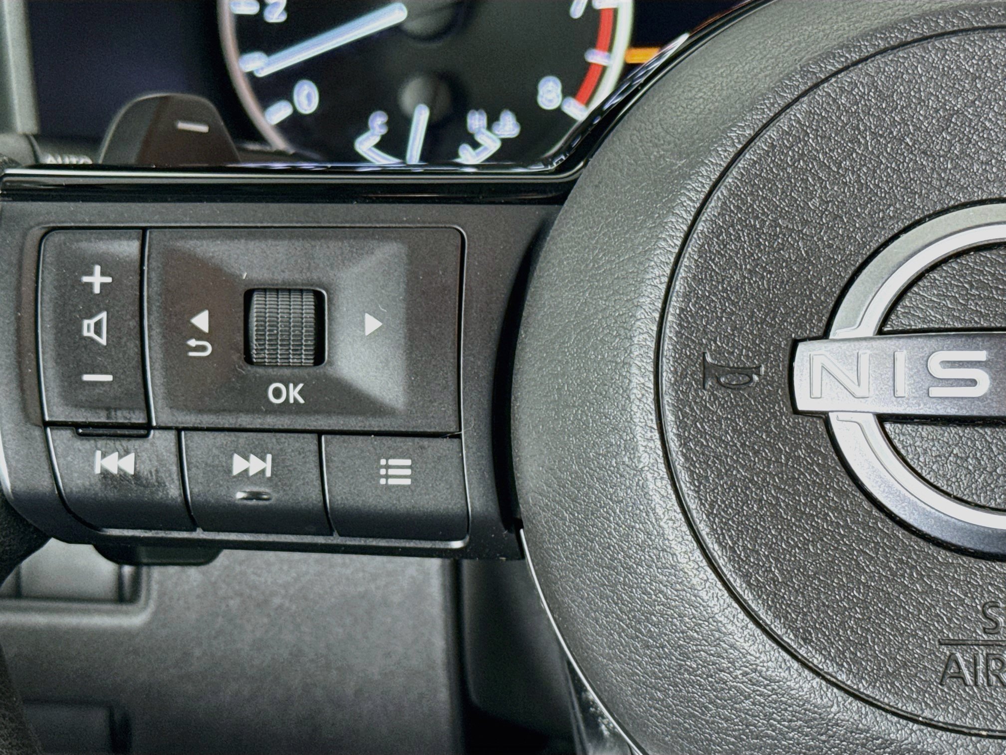 Used 2023 Nissan Rogue SV FWD image 11