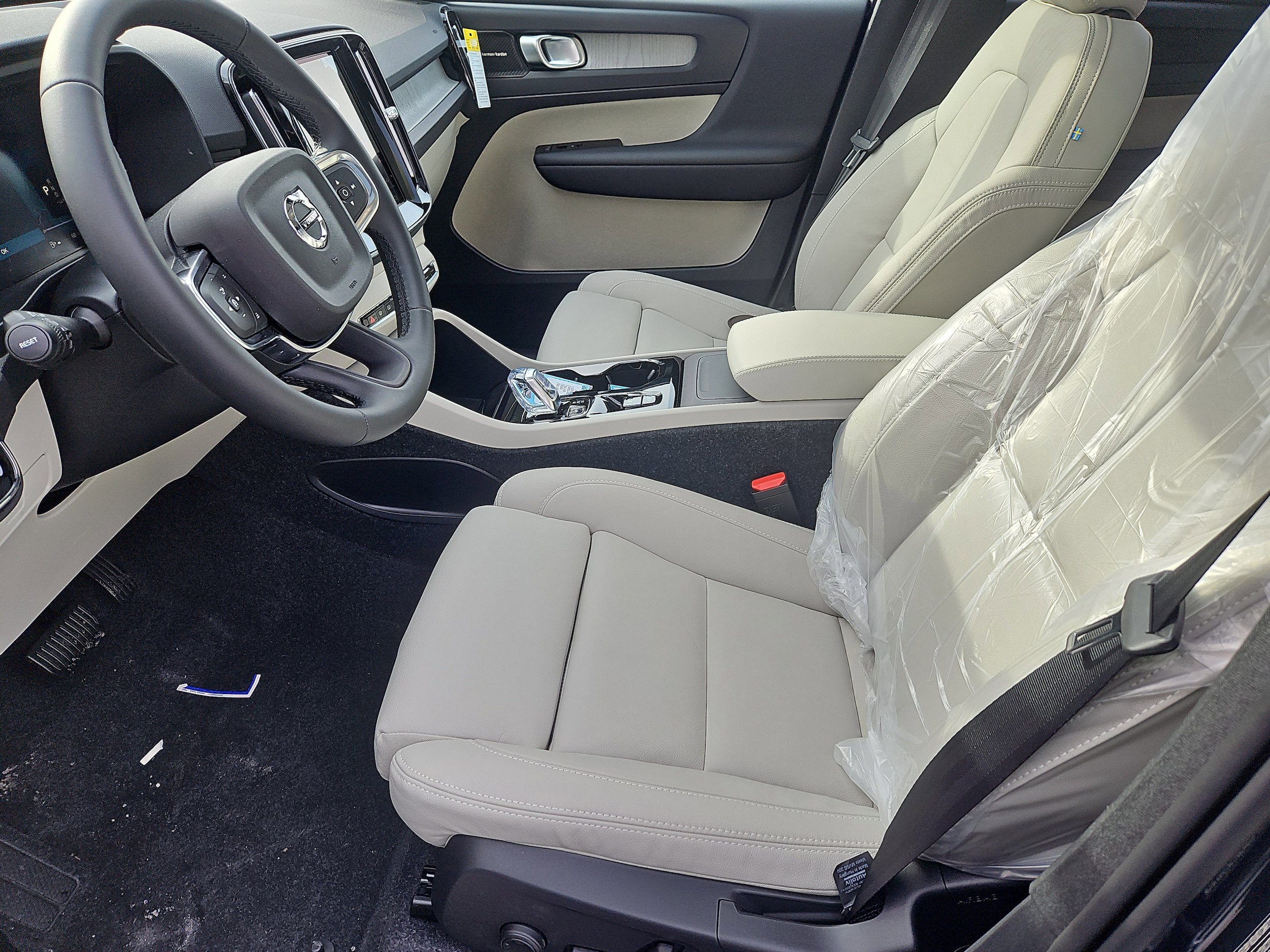 New 2026 Volvo XC40 B5 Plus w/ Protection Package Premier AWD/4WD image 22