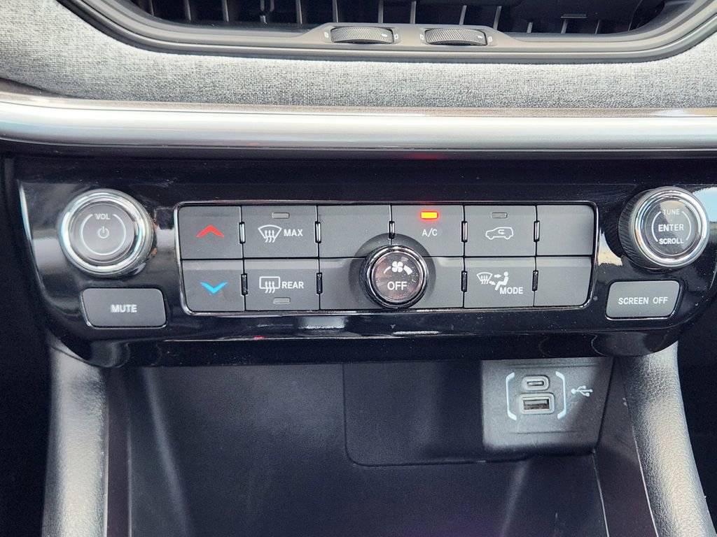 Used 2025 Jeep Compass Latitude AWD/4WD image 19