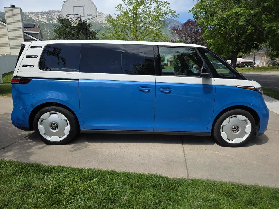 Used 2025 Volkswagen ID. Buzz 1st Edition AWD/4WD image 5