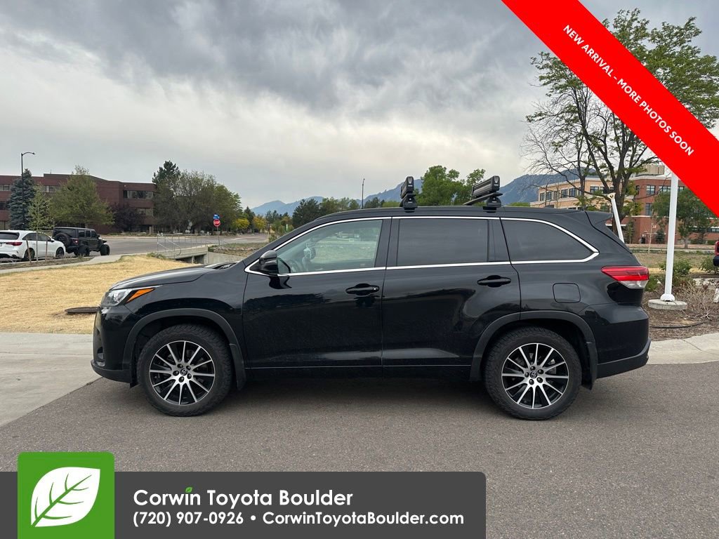 Used 2017 Toyota Highlander SE AWD/4WD image 2