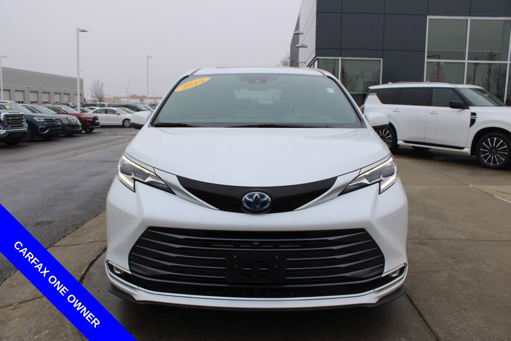 Used 2025 Toyota Sienna Platinum image 2