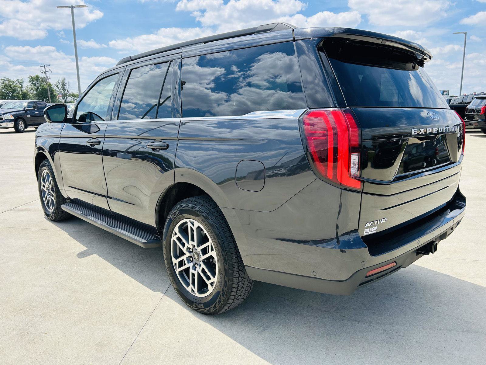 Used 2025 Ford Expedition Active AWD/4WD image 46
