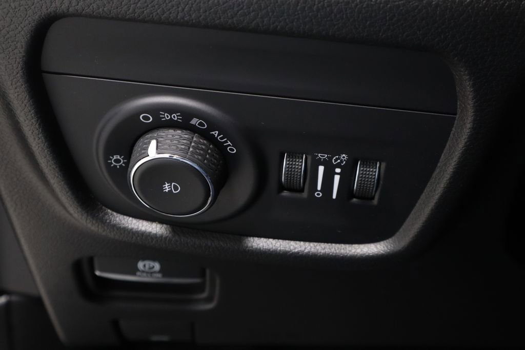 Used 2023 Jeep Grand Cherokee L Limited w/ Luxury Tech Group II image 28