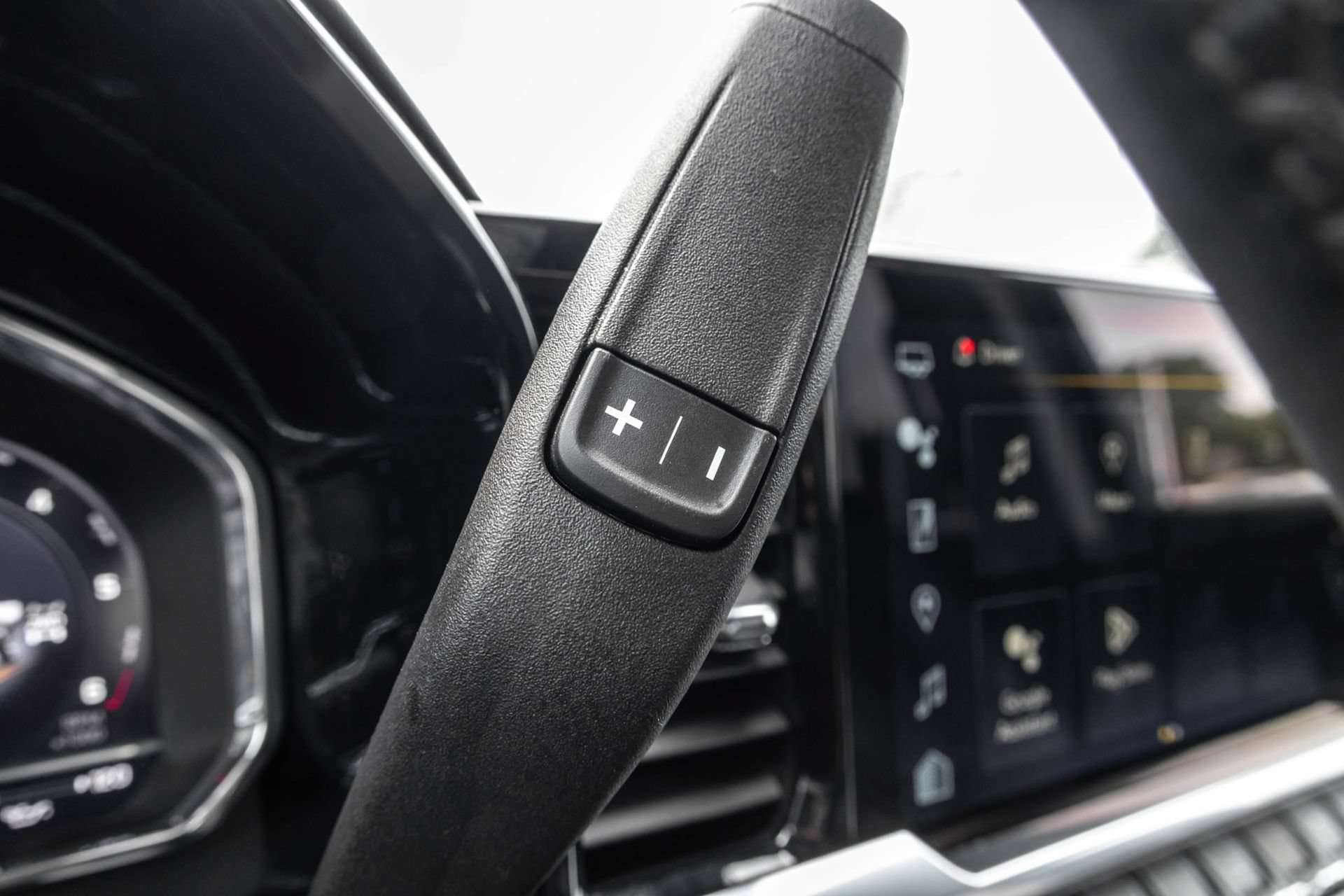 Used 2024 Chevrolet Silverado 1500 LT AWD/4WD image 31