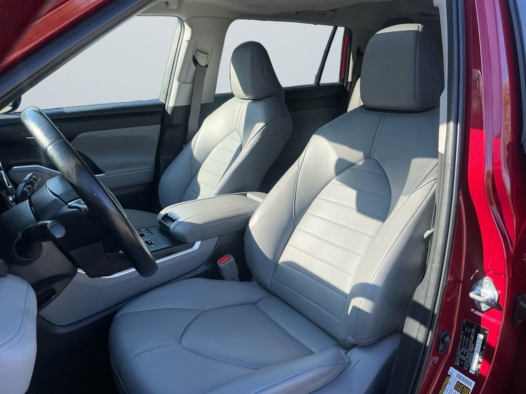 Used 2023 Toyota Highlander XLE FWD image 10