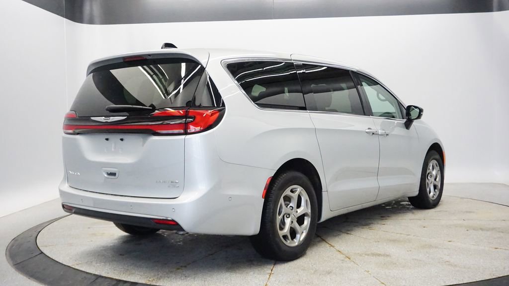Used 2024 Chrysler Pacifica Limited AWD/4WD image 5
