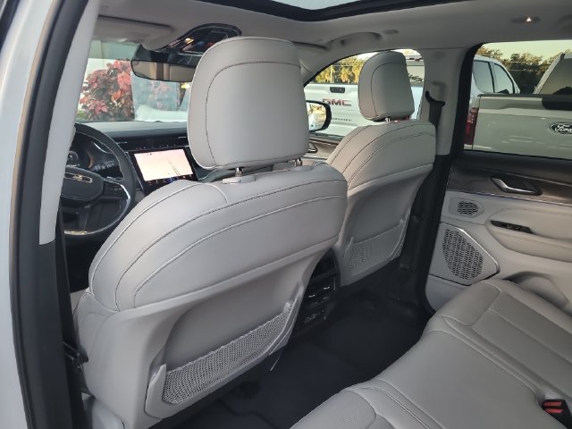 Used 2023 Jeep Grand Cherokee Overland AWD/4WD image 13