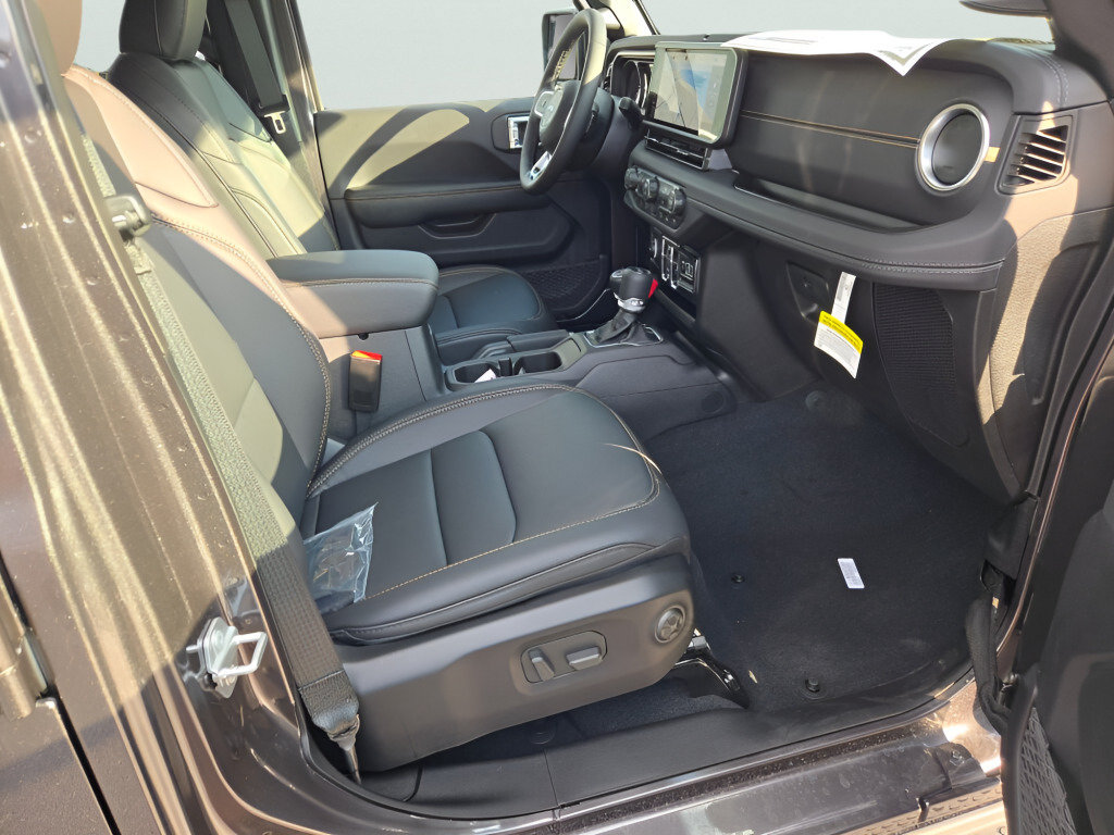 New 2026 Jeep Wrangler Unlimited Sahara AWD/4WD image 7