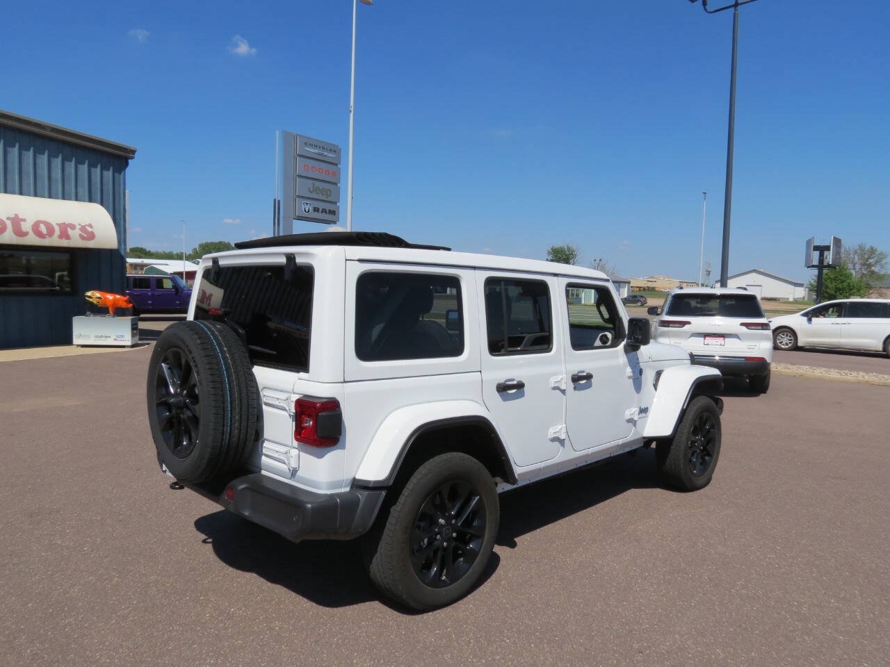 Used 2025 Jeep Wrangler Unlimited Sahara w/ Safety Group AWD/4WD image 4