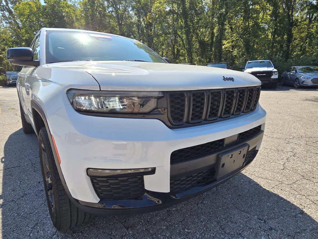 Used 2023 Jeep Grand Cherokee L Limited w/ Black Appearance Package AWD/4WD image 14