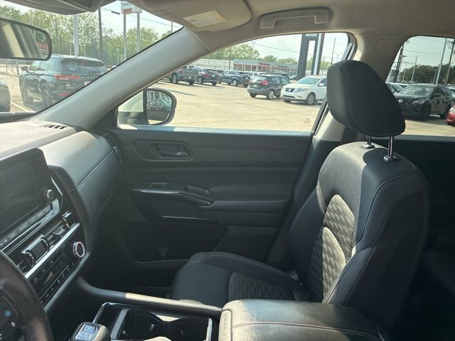 Used 2024 Nissan Pathfinder SV image 16
