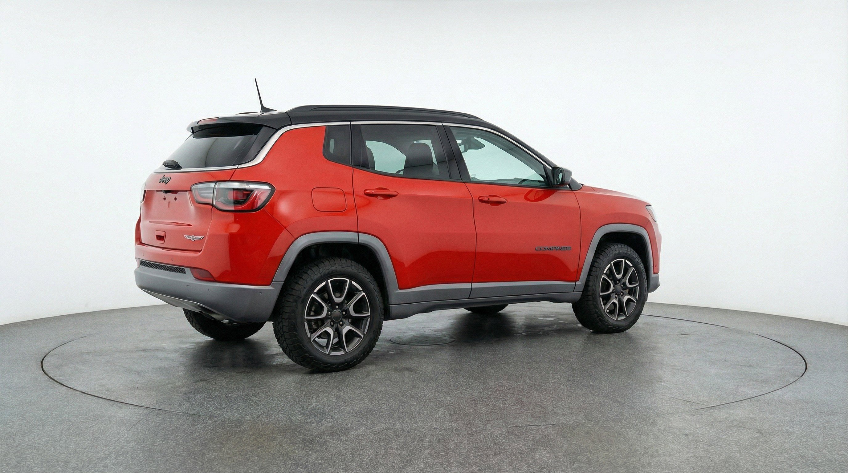 Used 2025 Jeep Compass Trailhawk AWD/4WD image 9
