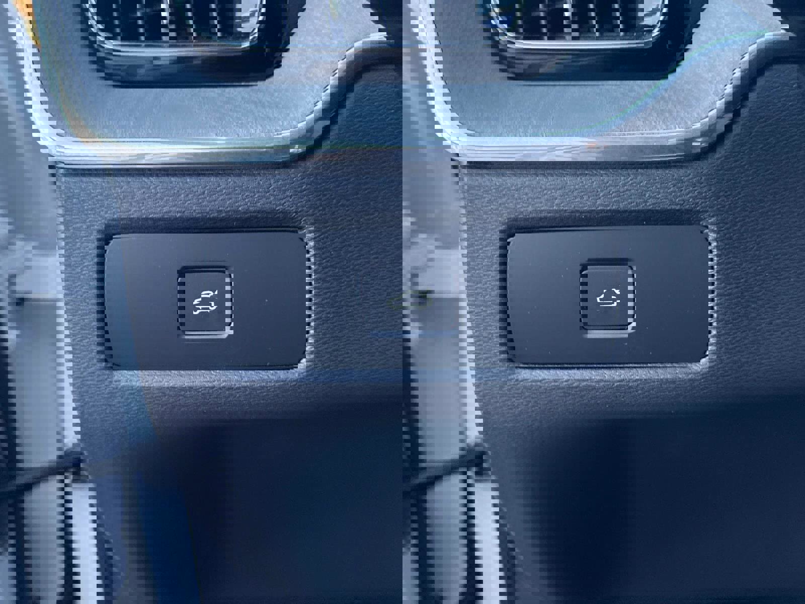 Used 2025 Volvo XC60 B5 Plus image 30