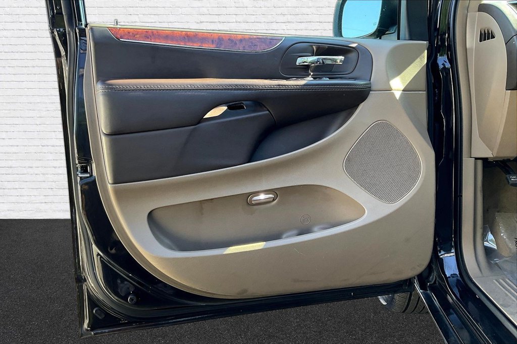 Used 2015 Chrysler Town & Country Touring FWD image 19