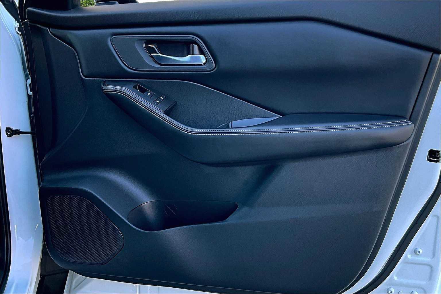 Used 2025 Nissan Rogue SV image 22