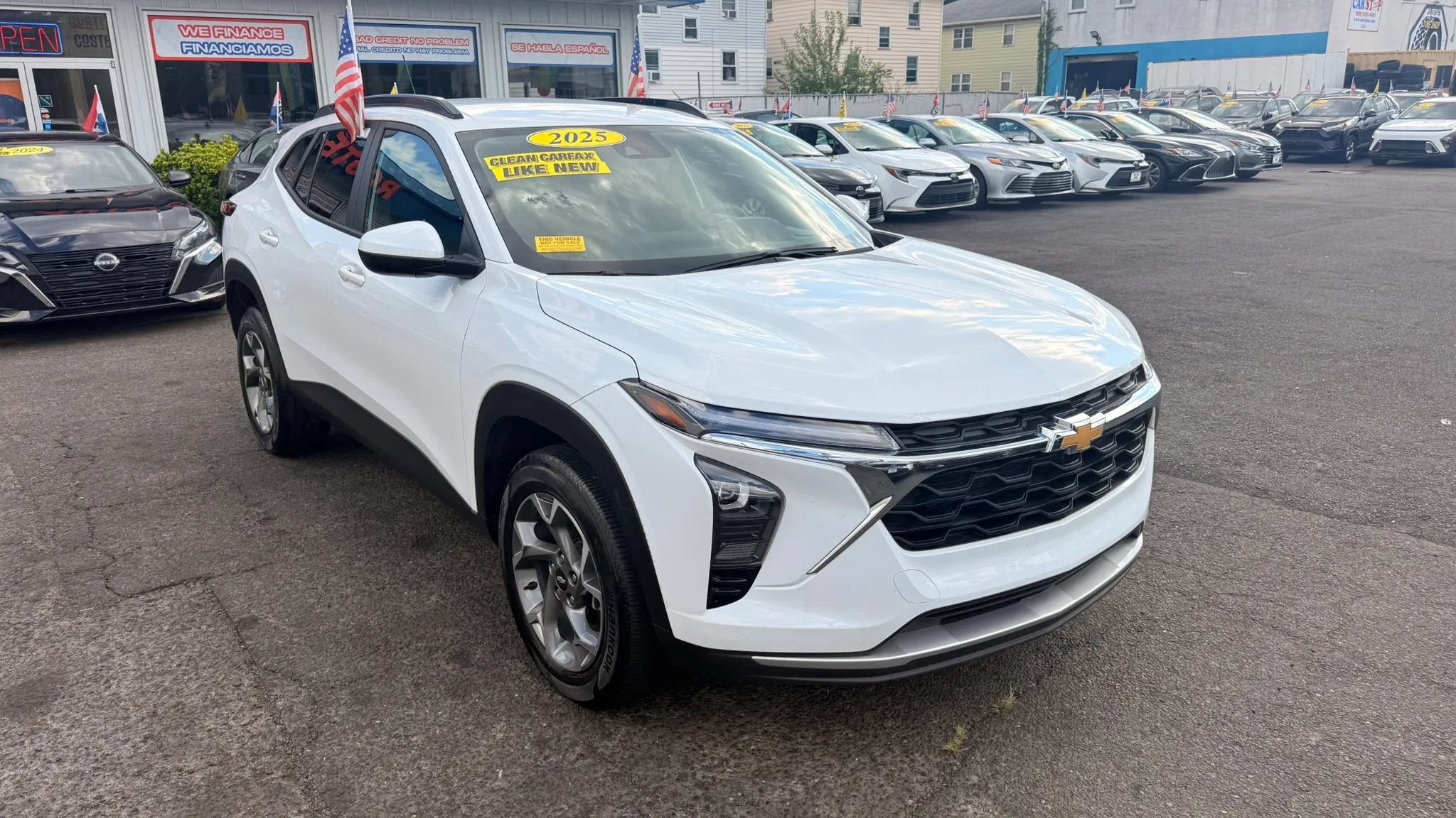 Used 2025 Chevrolet Trax LT FWD image 2