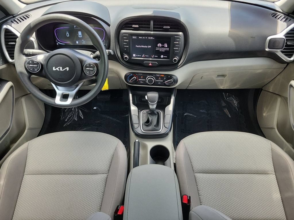 Used 2025 Kia Soul LX w/ LX Technology Package FWD image 12