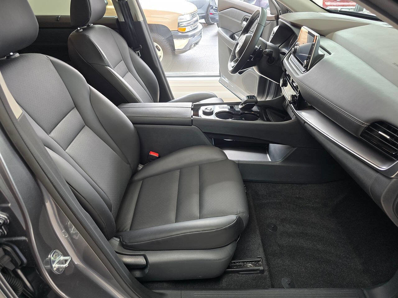 Used 2023 Nissan Rogue SV w/ SV Premium B Package image 25