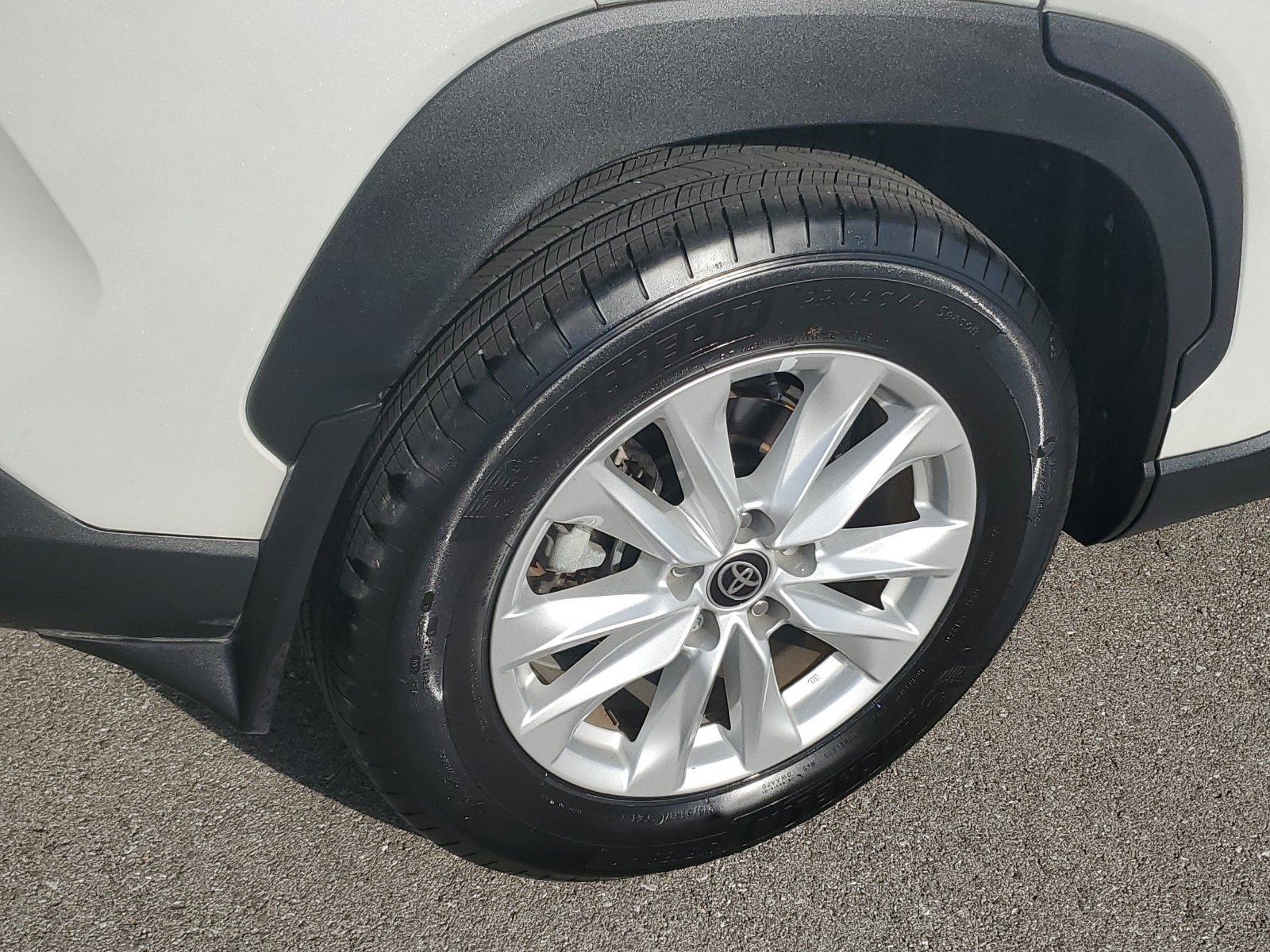 Certified 2024 Toyota Corolla Cross LE w/ Moonroof Package FWD image 6