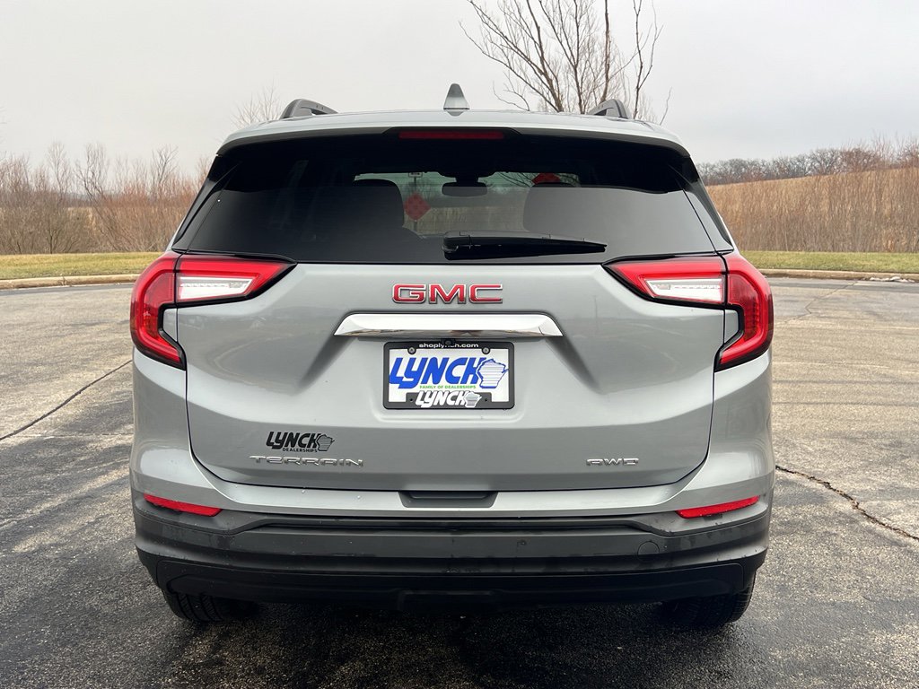 Used 2024 GMC Terrain SLE w/ Driver Convenience Package image 3