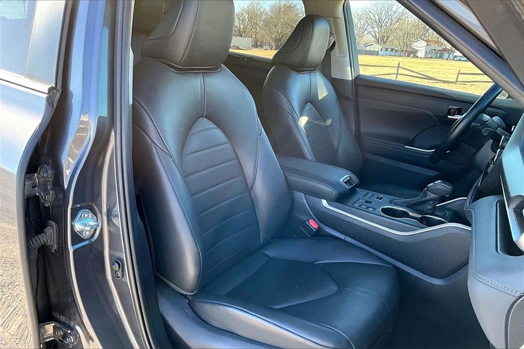 Used 2024 Toyota Highlander XLE image 7