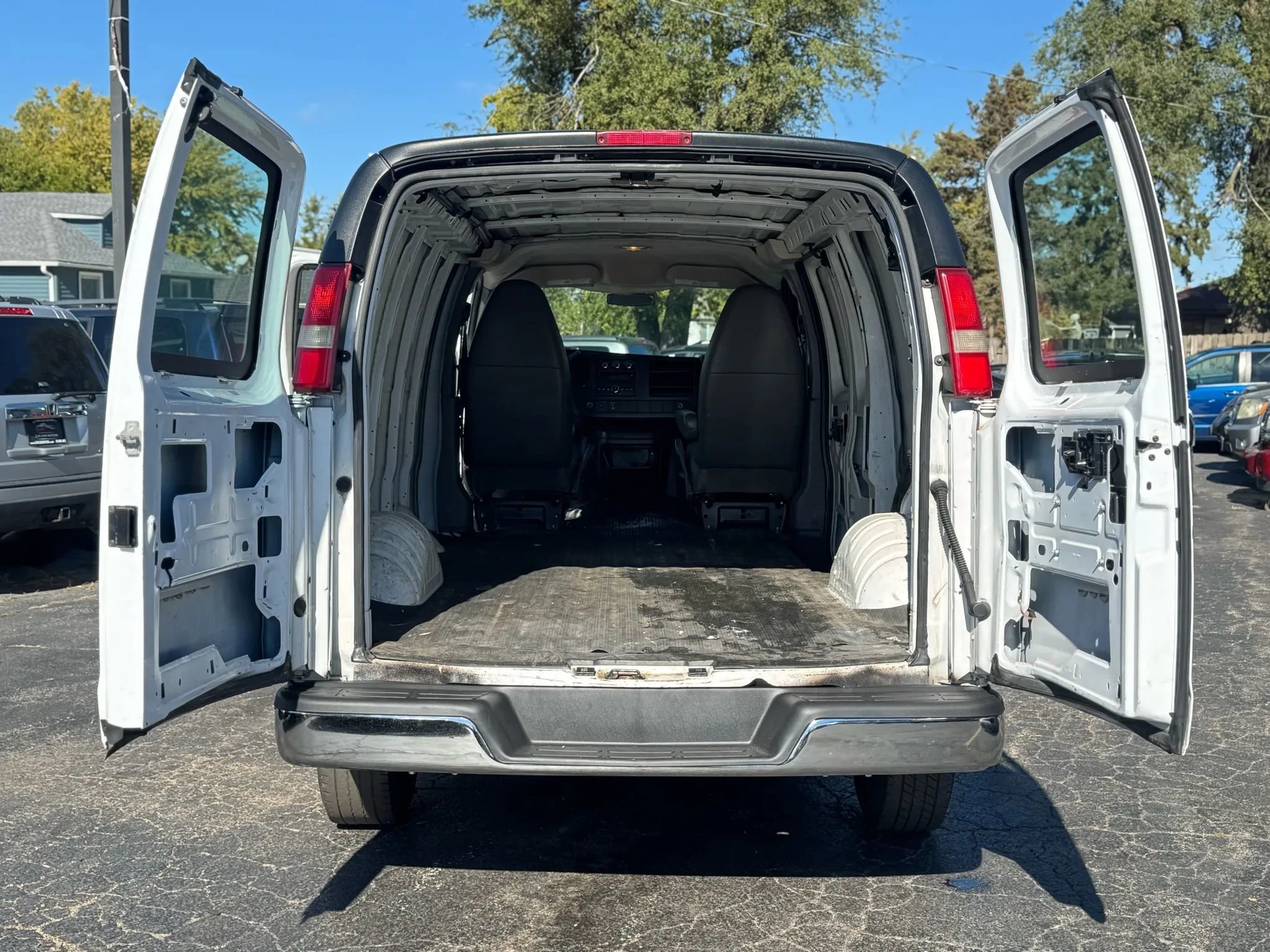 Used 2011 Chevrolet Express 2500 image 9