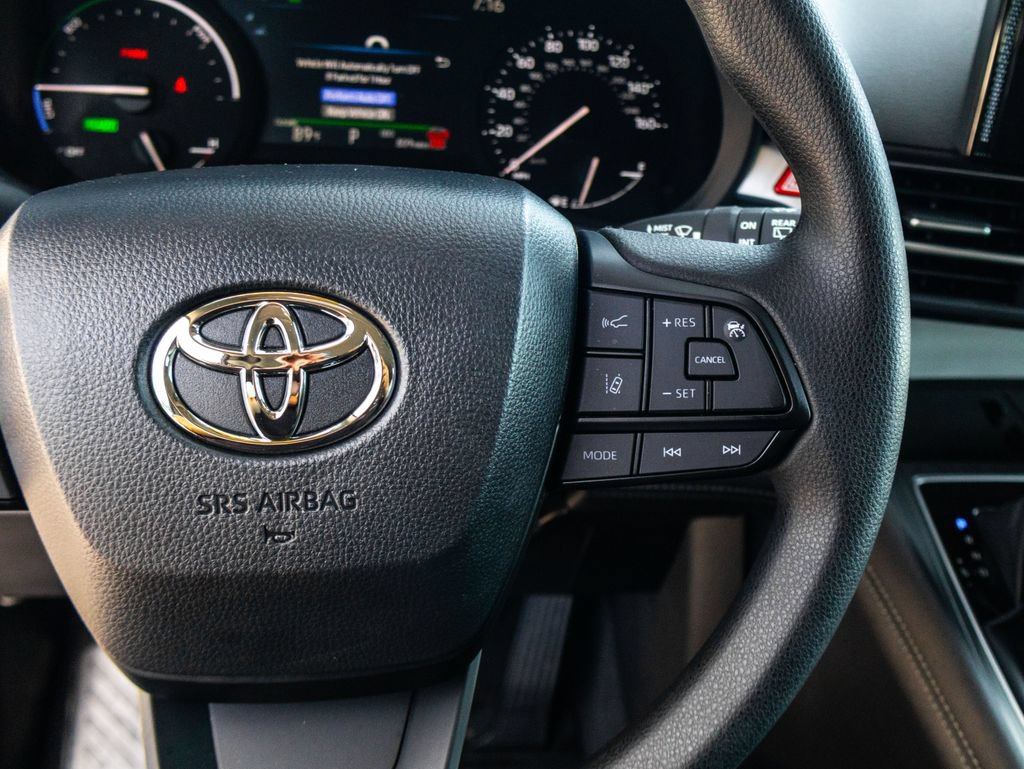 Used 2026 Toyota Sienna LE AWD/4WD image 36