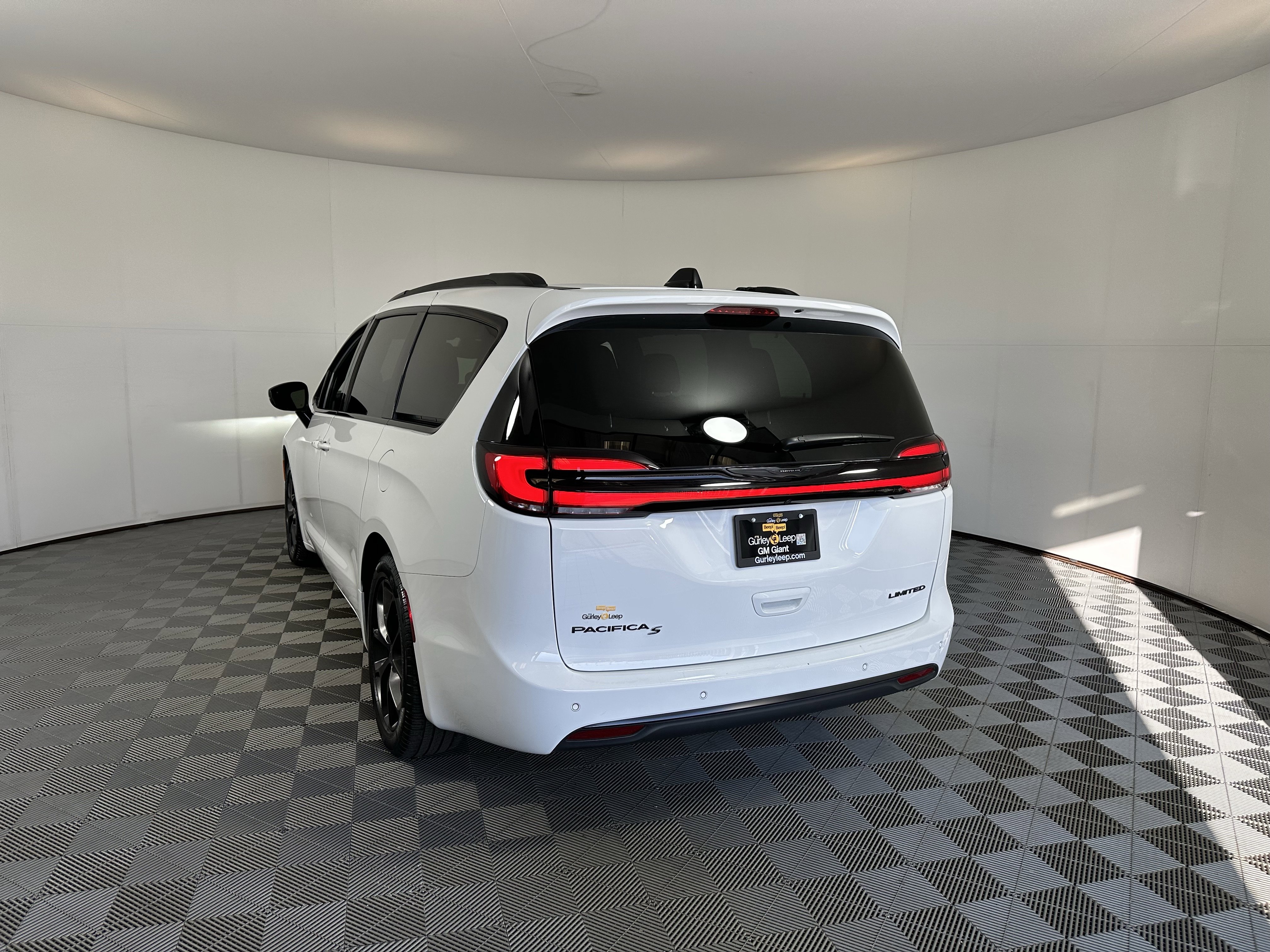 Used 2025 Chrysler Pacifica Limited image 9