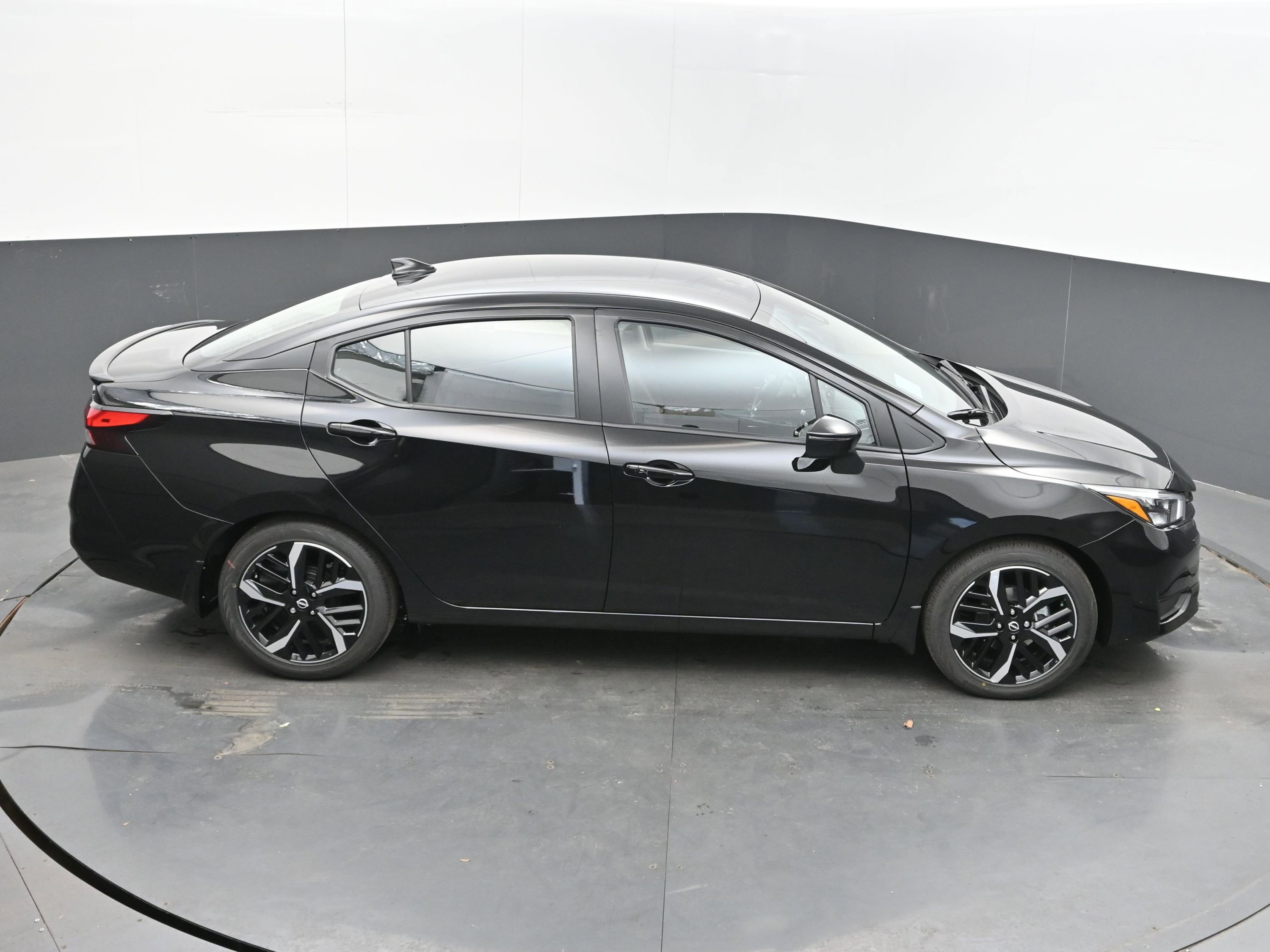New 2025 Nissan Versa SR image 36