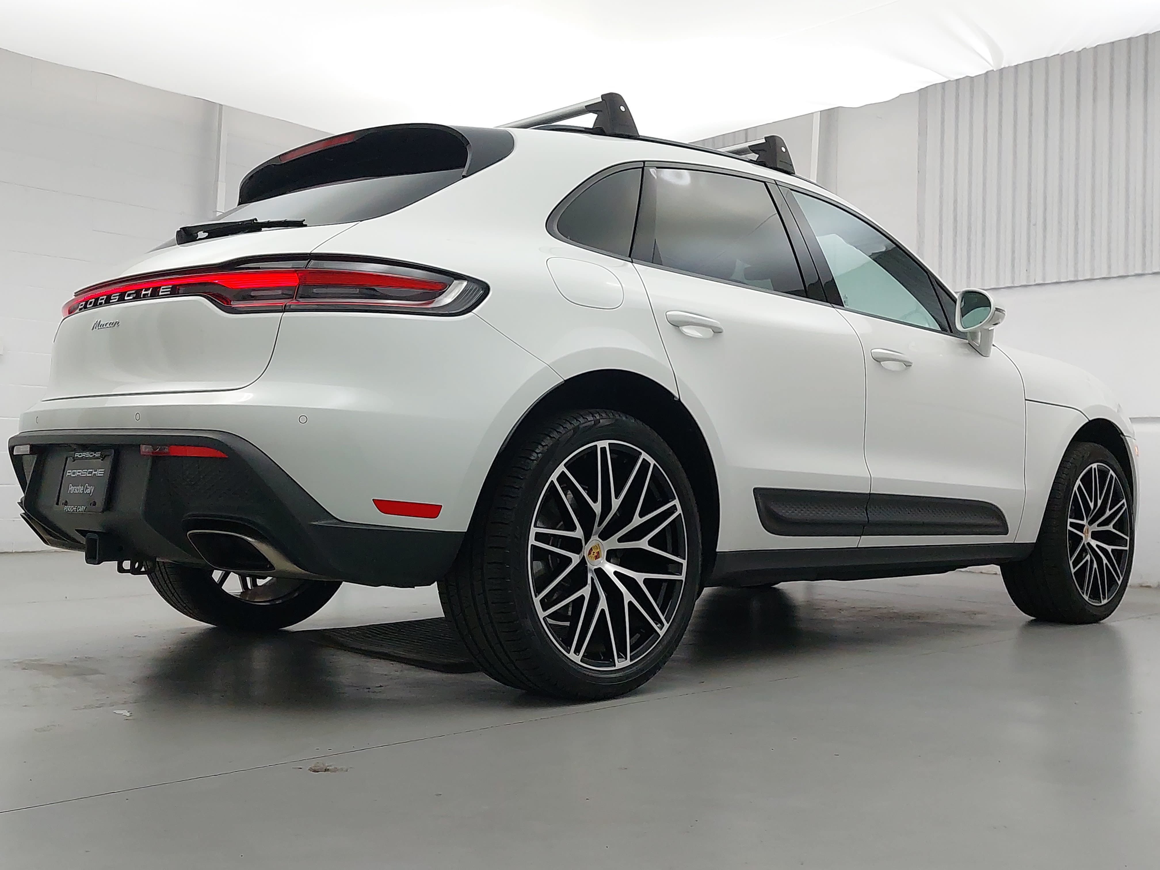 Certified 2025 Porsche Macan AWD/4WD image 7
