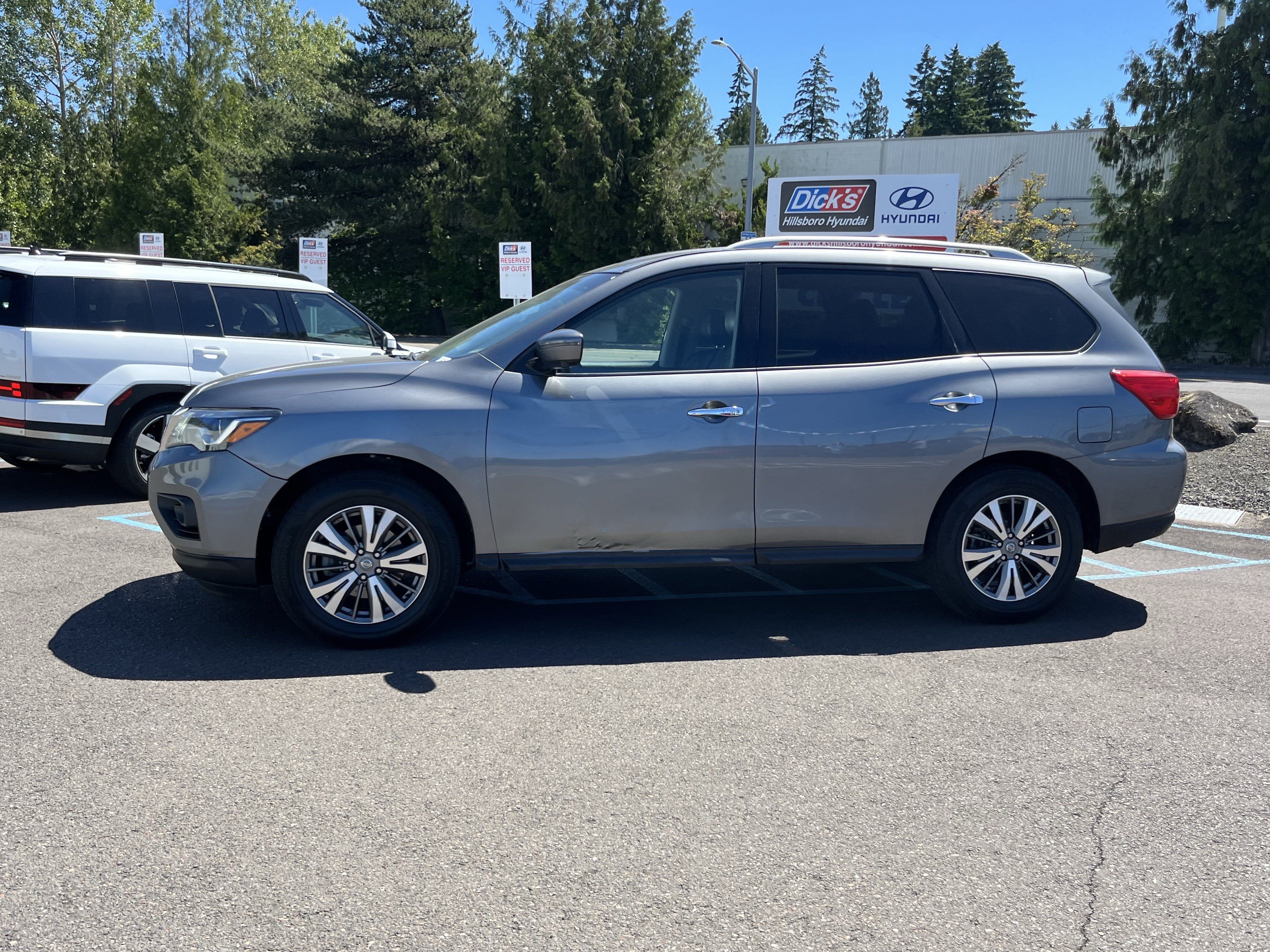 Used 2019 Nissan Pathfinder SL AWD/4WD image 2