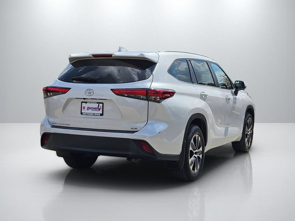 Used 2023 Toyota Highlander XLE FWD image 5