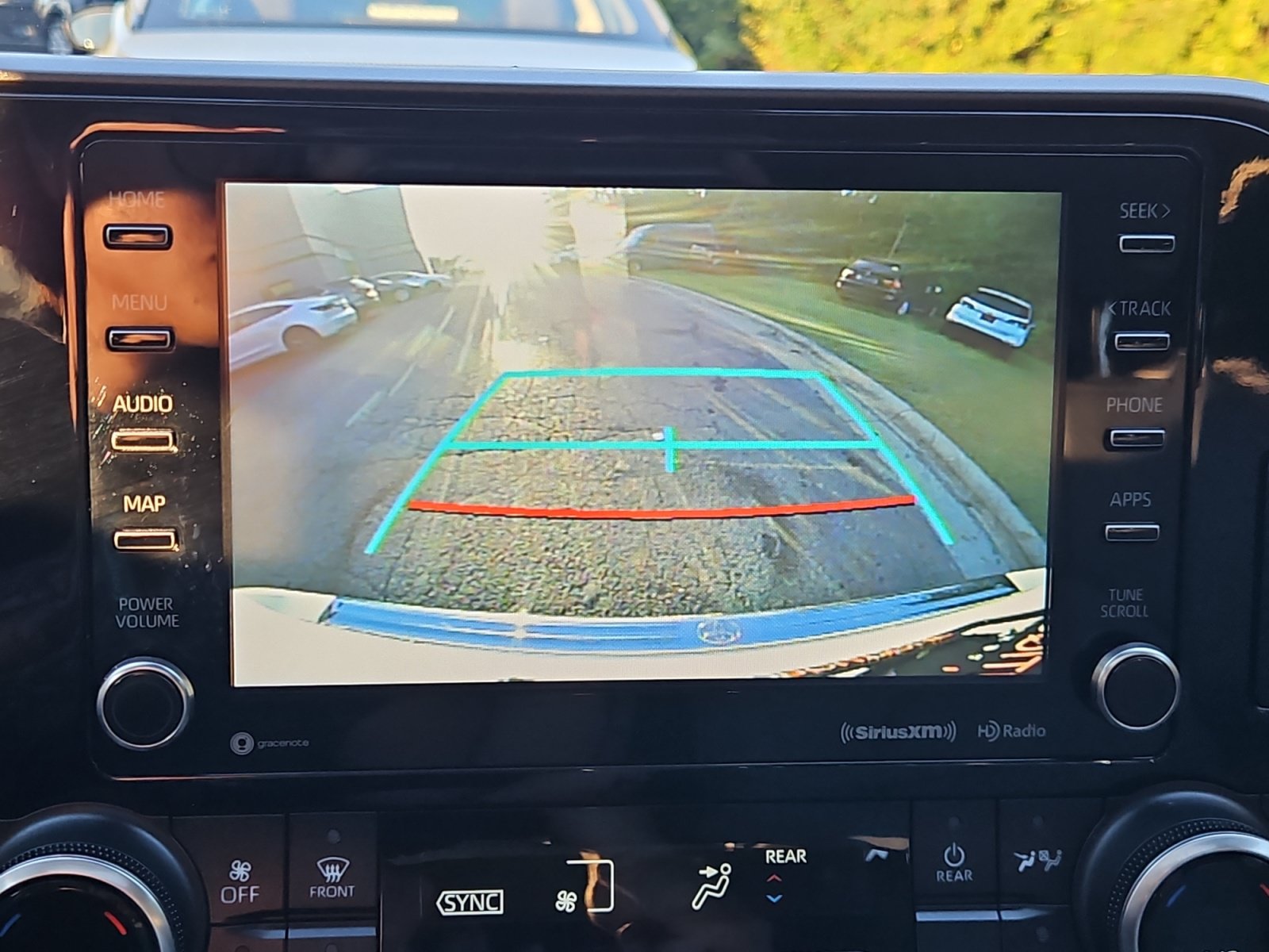 Used 2022 Toyota Highlander XLE AWD/4WD image 17