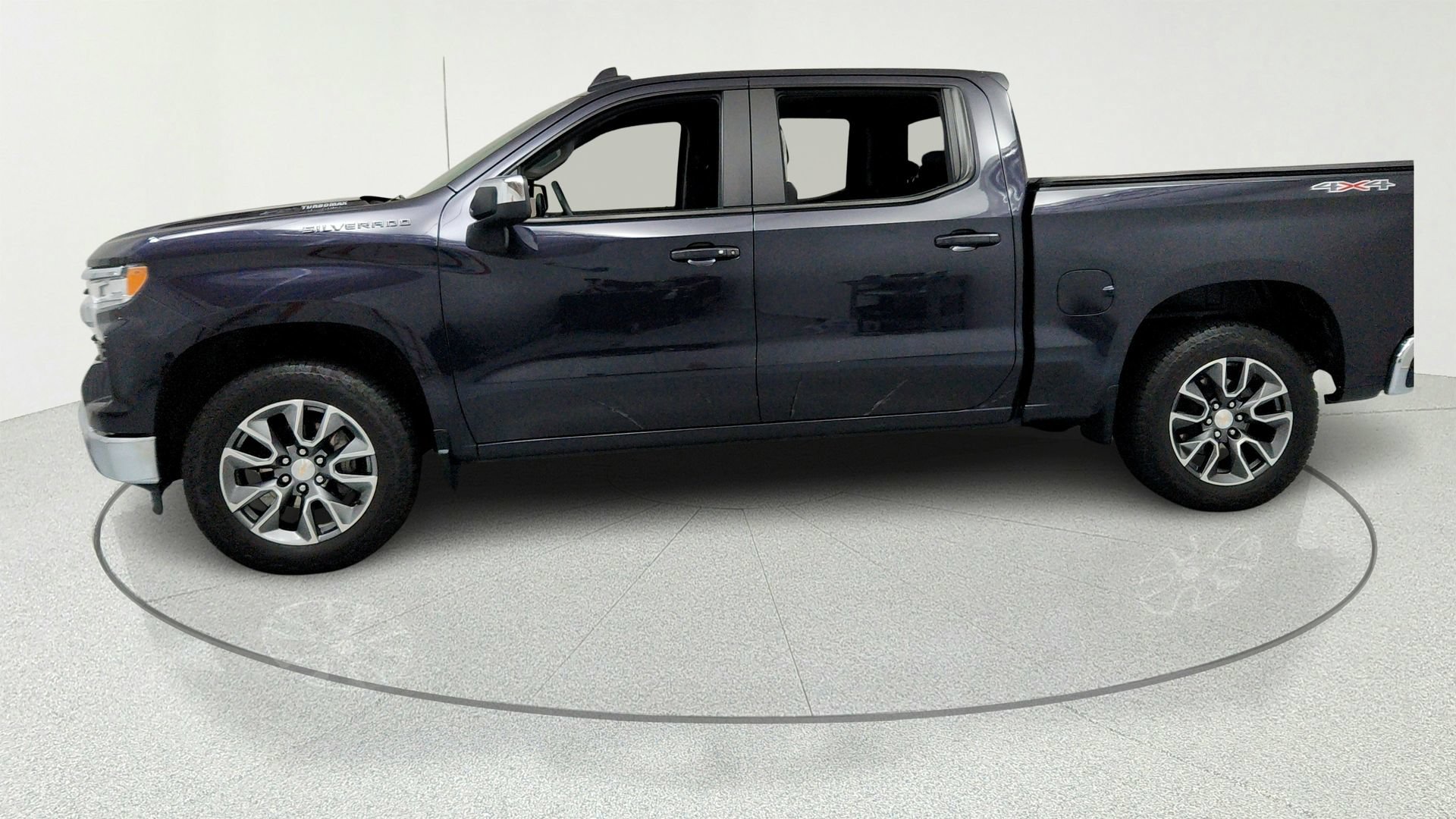 Used 2024 Chevrolet Silverado 1500 LT AWD/4WD image 2