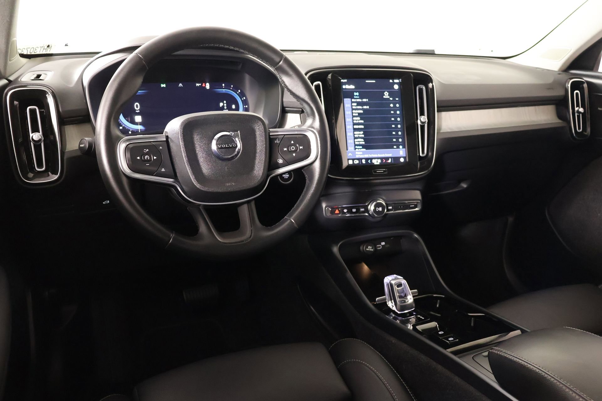 Used 2024 Volvo XC40 B5 Ultimate w/ Protection Package Premier image 2