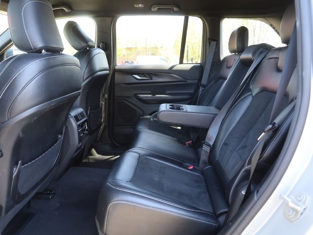 Used 2024 Jeep Grand Cherokee Altitude AWD/4WD image 17