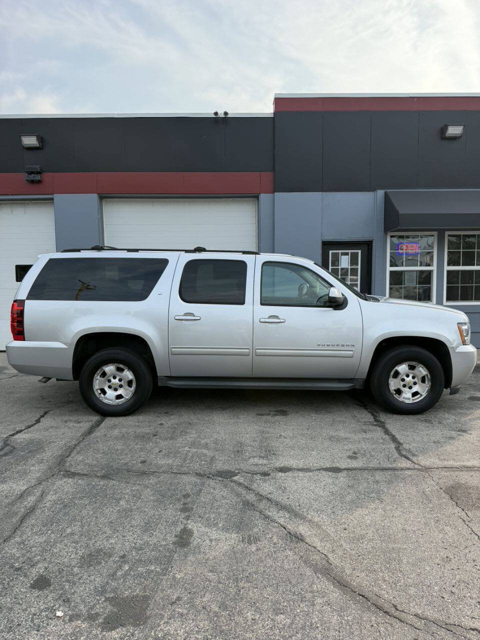 Used 2012 Chevrolet Suburban LT w/ Luxury Package AWD/4WD image 3