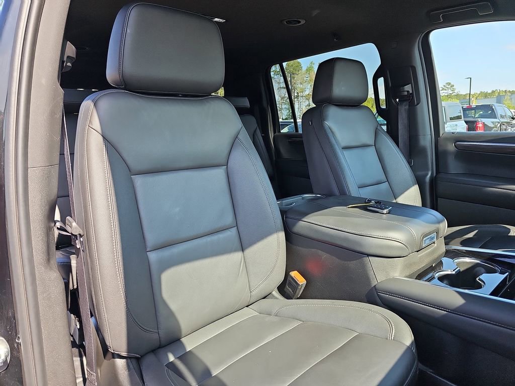 Used 2025 Chevrolet Suburban Z71 image 13