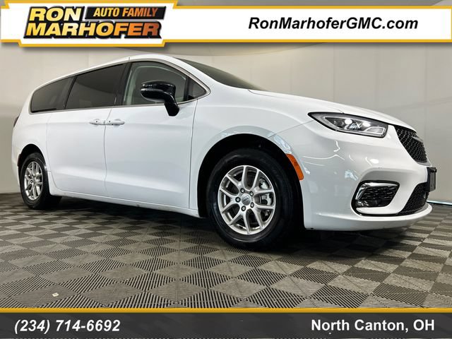 Used 2024 Chrysler Pacifica Touring-L FWD image 1