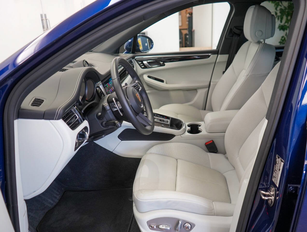 Used 2024 Porsche Macan image 45