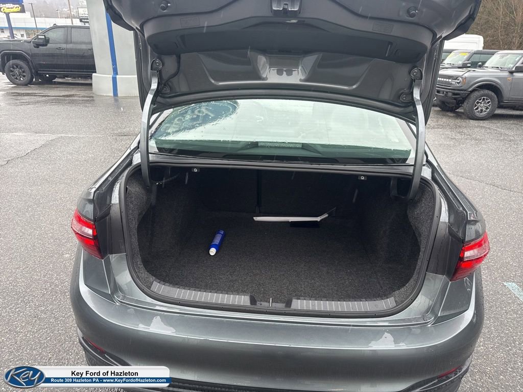 Used 2024 Volkswagen Jetta SE image 19