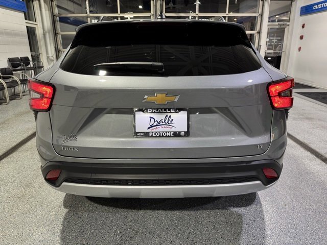 Used 2024 Chevrolet Trax LT w/ Sunroof Package image 9