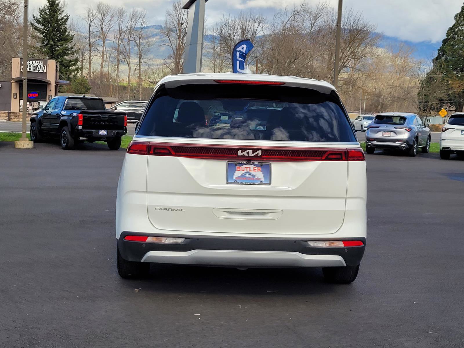 Used 2024 Kia Carnival LX image 6