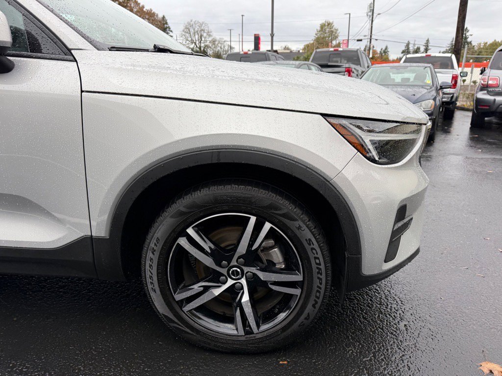 Used 2023 Volvo XC40 B5 Core image 10