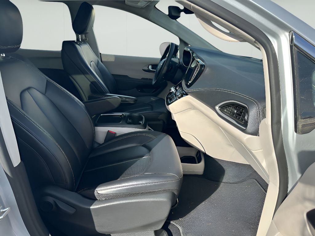 Used 2024 Chrysler Pacifica Select image 27