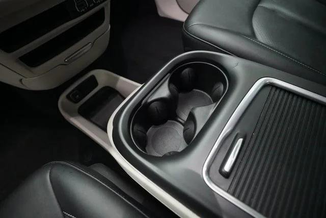 Certified 2024 Chrysler Pacifica Touring-L image 16